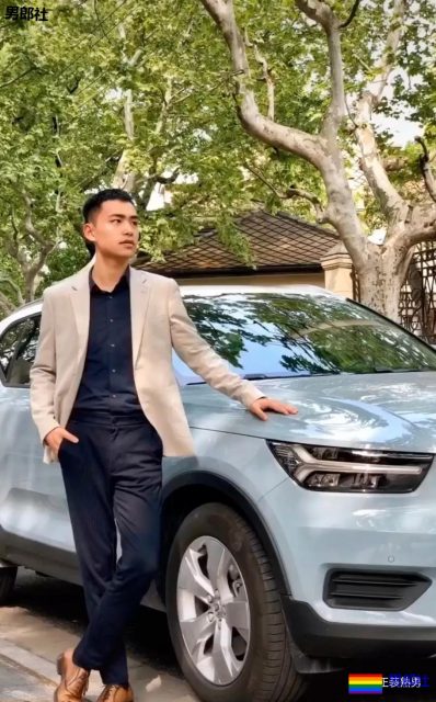 正装这样穿成这样躺在沙发上,西裤太修身太贴了 - 51虹马 正装这样穿成这样躺在沙发上,西裤太修身太贴了 - 51虹马