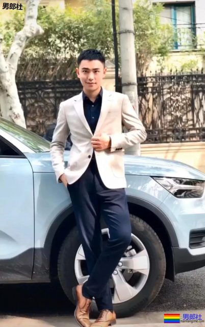 正装这样穿成这样躺在沙发上,西裤太修身太贴了 - 51虹马 正装这样穿成这样躺在沙发上,西裤太修身太贴了 - 51虹马