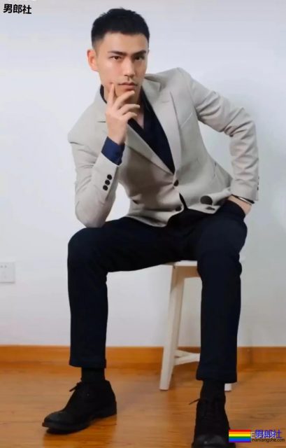 正装这样穿成这样躺在沙发上,西裤太修身太贴了 - 51虹马 正装这样穿成这样躺在沙发上,西裤太修身太贴了 - 51虹马