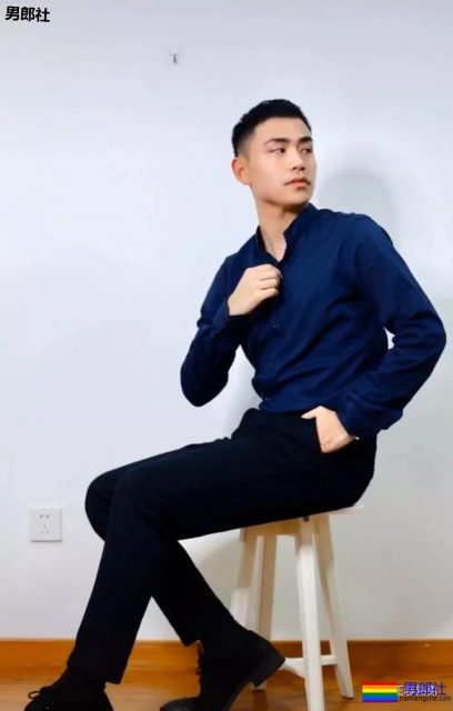 正装这样穿成这样躺在沙发上,西裤太修身太贴了 - 51虹马 正装这样穿成这样躺在沙发上,西裤太修身太贴了 - 51虹马