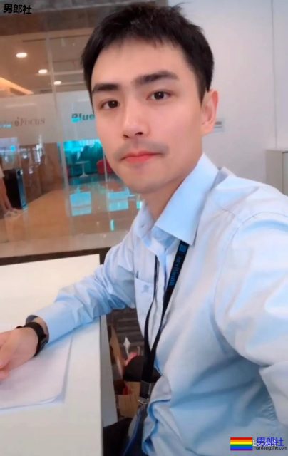 正装这样穿成这样躺在沙发上,西裤太修身太贴了 - 51虹马 正装这样穿成这样躺在沙发上,西裤太修身太贴了 - 51虹马