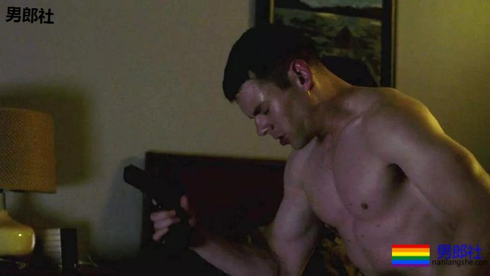 寸头肌肉大胸肌的男星Brian，在《Attitude》中出柜了！ - 51虹马