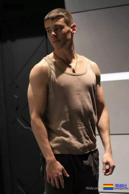 寸头肌肉大胸肌的男星Brian，在《Attitude》中出柜了！ - 51虹马