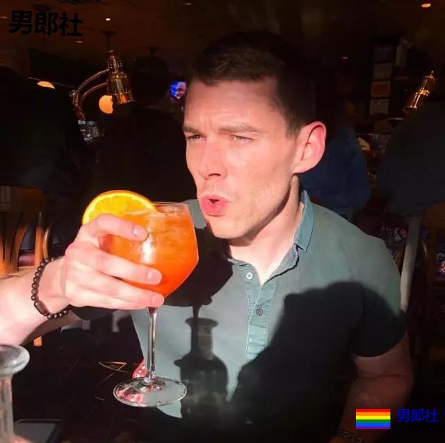 寸头肌肉大胸肌的男星Brian，在《Attitude》中出柜了！ - 51虹马