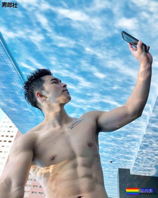 181CM小狼狗泳池洗澡真有料,酒店里自拍不关拉链门 - 51虹马 181CM小狼狗泳池洗澡真有料,酒店里自拍不关拉链门 - 51虹马