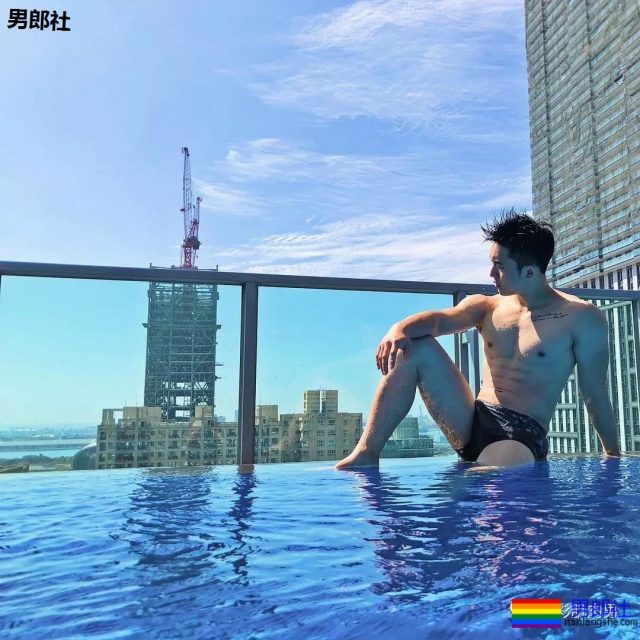 181CM小狼狗泳池洗澡真有料,酒店里自拍不关拉链门 - 51虹马 181CM小狼狗泳池洗澡真有料,酒店里自拍不关拉链门 - 51虹马