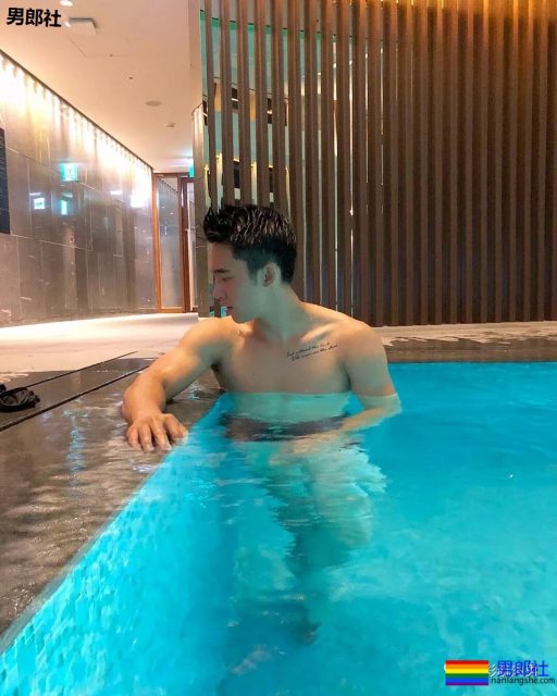 181CM小狼狗泳池洗澡真有料,酒店里自拍不关拉链门 - 51虹马 181CM小狼狗泳池洗澡真有料,酒店里自拍不关拉链门 - 51虹马