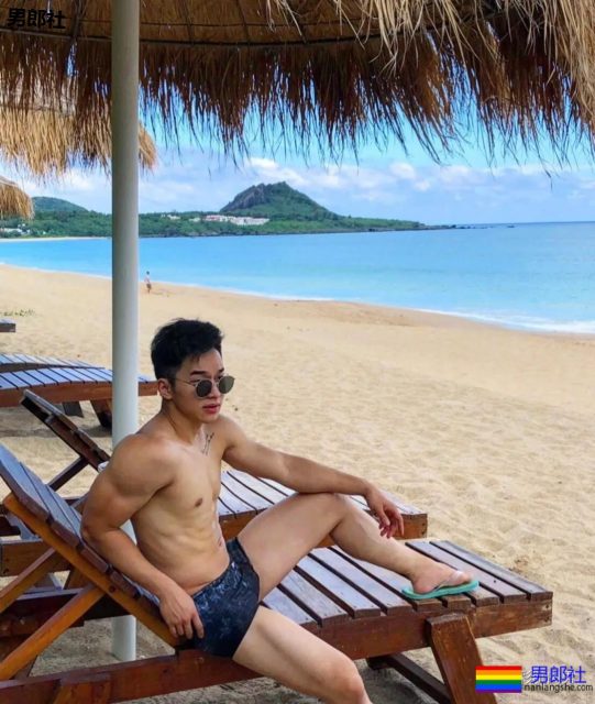 181CM小狼狗泳池洗澡真有料,酒店里自拍不关拉链门 - 51虹马 181CM小狼狗泳池洗澡真有料,酒店里自拍不关拉链门 - 51虹马