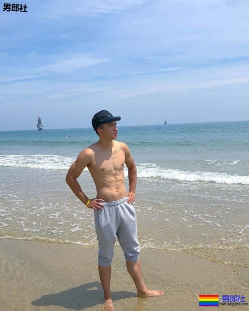 181CM小狼狗泳池洗澡真有料,酒店里自拍不关拉链门 - 51虹马 181CM小狼狗泳池洗澡真有料,酒店里自拍不关拉链门 - 51虹马