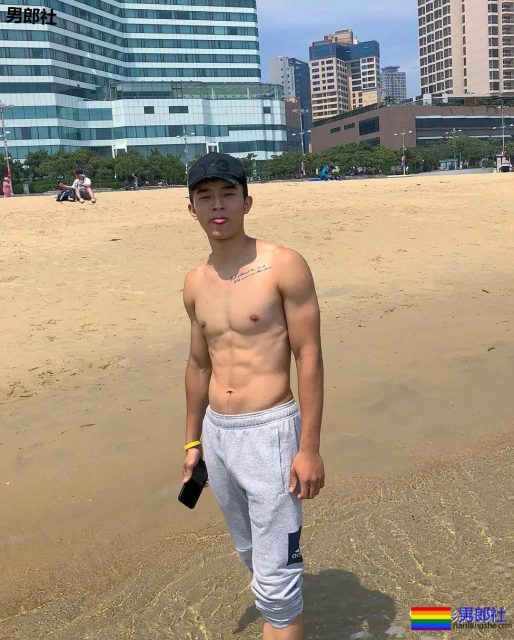 181CM小狼狗泳池洗澡真有料,酒店里自拍不关拉链门 - 51虹马 181CM小狼狗泳池洗澡真有料,酒店里自拍不关拉链门 - 51虹马