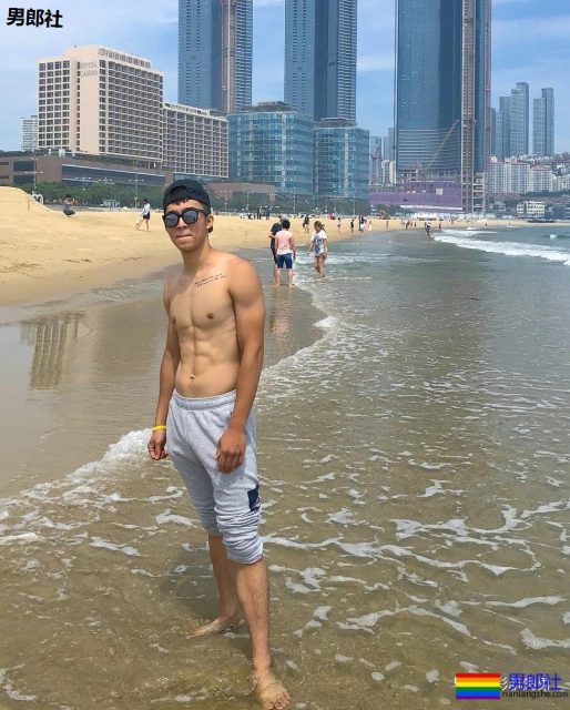 181CM小狼狗泳池洗澡真有料,酒店里自拍不关拉链门 - 51虹马 181CM小狼狗泳池洗澡真有料,酒店里自拍不关拉链门 - 51虹马