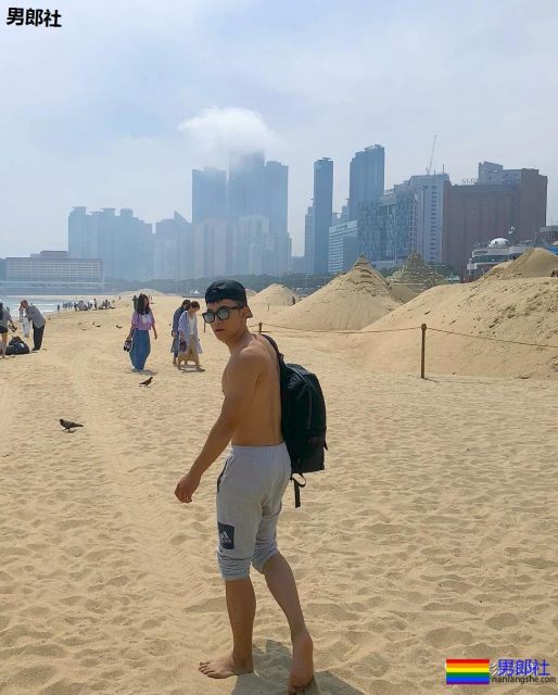 181CM小狼狗泳池洗澡真有料,酒店里自拍不关拉链门 - 51虹马 181CM小狼狗泳池洗澡真有料,酒店里自拍不关拉链门 - 51虹马