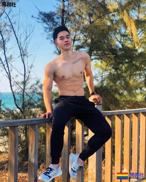 181CM小狼狗泳池洗澡真有料,酒店里自拍不关拉链门 - 51虹马 181CM小狼狗泳池洗澡真有料,酒店里自拍不关拉链门 - 51虹马