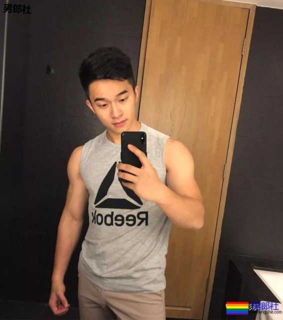 181CM小狼狗泳池洗澡真有料,酒店里自拍不关拉链门 - 51虹马 181CM小狼狗泳池洗澡真有料,酒店里自拍不关拉链门 - 51虹马