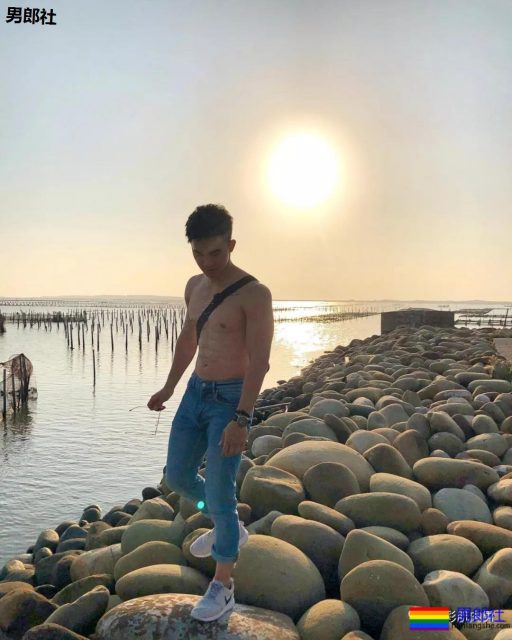 181CM小狼狗泳池洗澡真有料,酒店里自拍不关拉链门 - 51虹马 181CM小狼狗泳池洗澡真有料,酒店里自拍不关拉链门 - 51虹马