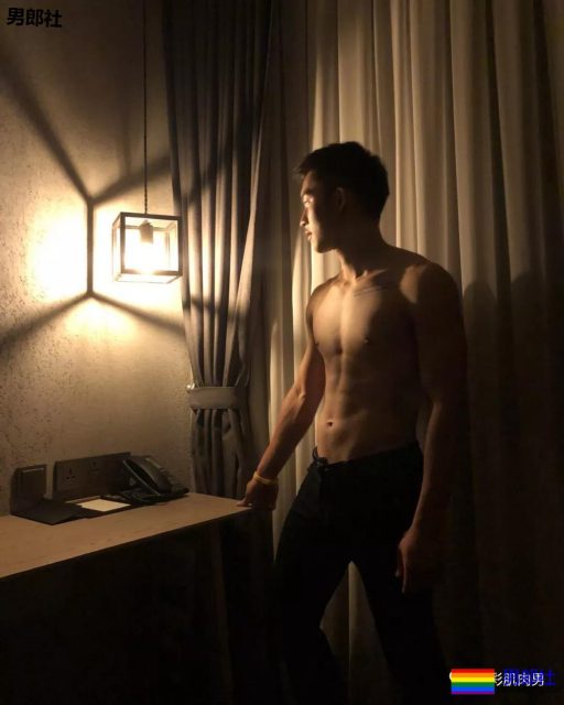 181CM小狼狗泳池洗澡真有料,酒店里自拍不关拉链门 - 51虹马 181CM小狼狗泳池洗澡真有料,酒店里自拍不关拉链门 - 51虹马