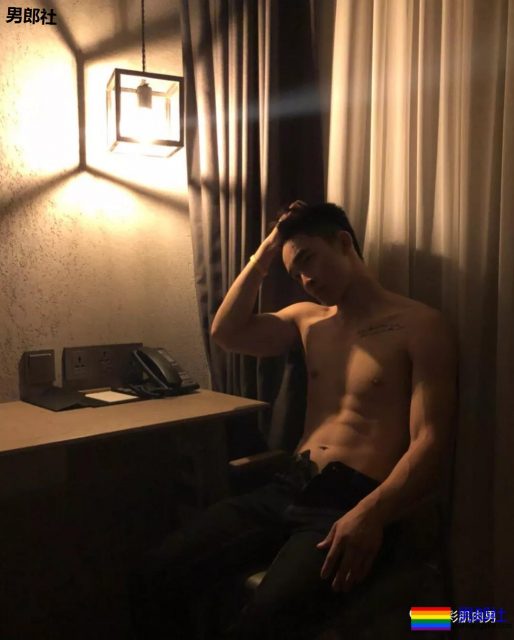 181CM小狼狗泳池洗澡真有料,酒店里自拍不关拉链门 - 51虹马 181CM小狼狗泳池洗澡真有料,酒店里自拍不关拉链门 - 51虹马