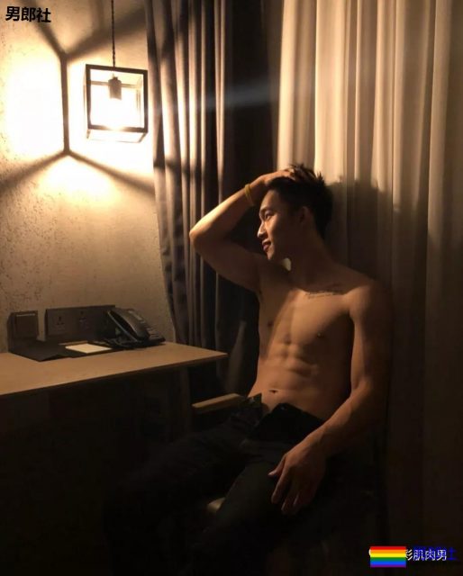 181CM小狼狗泳池洗澡真有料,酒店里自拍不关拉链门 - 51虹马 181CM小狼狗泳池洗澡真有料,酒店里自拍不关拉链门 - 51虹马