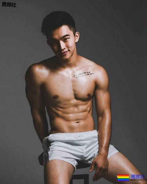 181CM小狼狗泳池洗澡真有料,酒店里自拍不关拉链门 - 51虹马 181CM小狼狗泳池洗澡真有料,酒店里自拍不关拉链门 - 51虹马