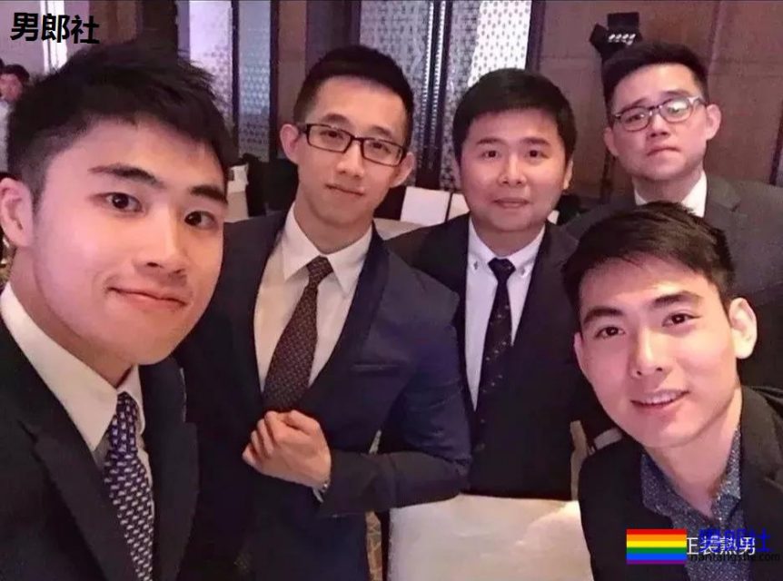 斯文正装男脱掉衣服后,简直吓呆了! - 51虹马 斯文正装男脱掉衣服后,简直吓呆了! - 51虹马