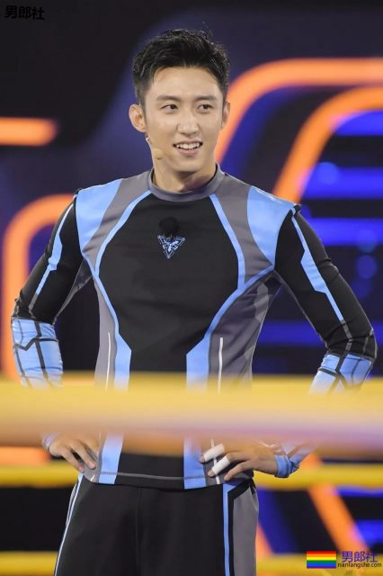 陈伟霆开车"可前可后"，黄景瑜紧身衣秀身材！还有这些狼狗腰腱子肉天菜！ - 51虹马