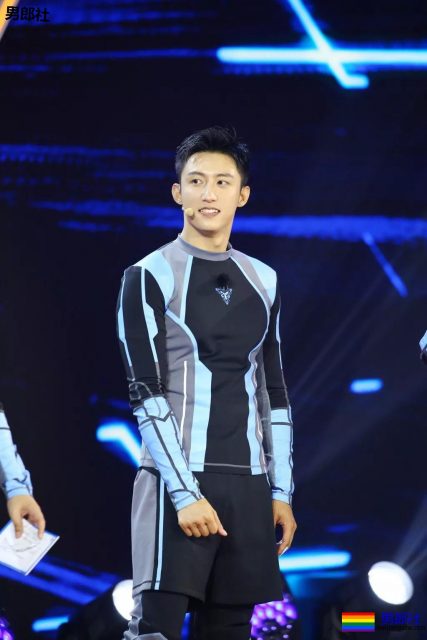 陈伟霆开车"可前可后"，黄景瑜紧身衣秀身材！还有这些狼狗腰腱子肉天菜！ - 51虹马