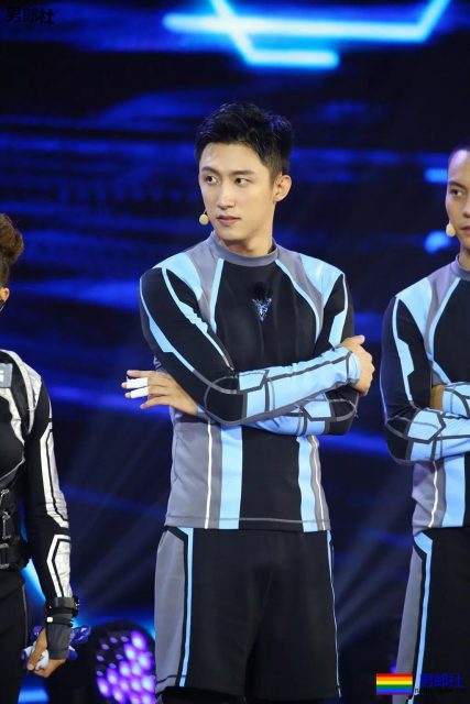 陈伟霆开车"可前可后"，黄景瑜紧身衣秀身材！还有这些狼狗腰腱子肉天菜！ - 51虹马