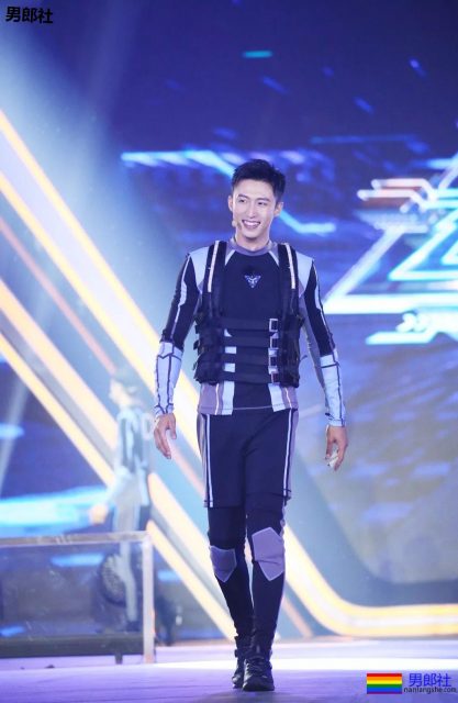 陈伟霆开车"可前可后"，黄景瑜紧身衣秀身材！还有这些狼狗腰腱子肉天菜！ - 51虹马