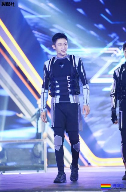 陈伟霆开车"可前可后"，黄景瑜紧身衣秀身材！还有这些狼狗腰腱子肉天菜！ - 51虹马