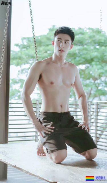 陈伟霆开车"可前可后"，黄景瑜紧身衣秀身材！还有这些狼狗腰腱子肉天菜！ - 51虹马