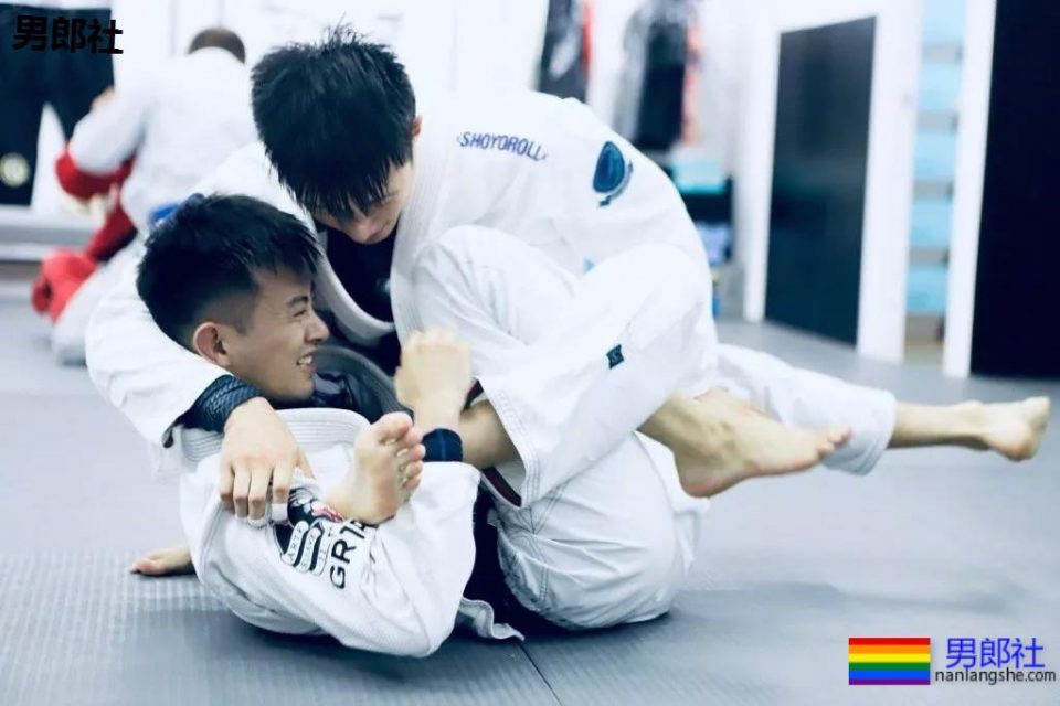 陈伟霆开车"可前可后"，黄景瑜紧身衣秀身材！还有这些狼狗腰腱子肉天菜！ - 51虹马