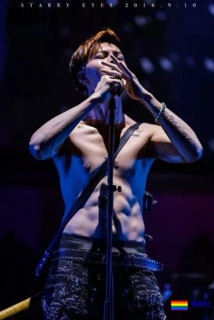 陈伟霆开车"可前可后"，黄景瑜紧身衣秀身材！还有这些狼狗腰腱子肉天菜！ - 51虹马