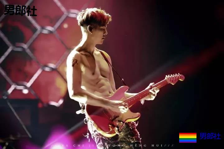 陈伟霆开车"可前可后"，黄景瑜紧身衣秀身材！还有这些狼狗腰腱子肉天菜！ - 51虹马