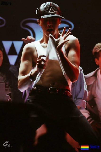 陈伟霆开车"可前可后"，黄景瑜紧身衣秀身材！还有这些狼狗腰腱子肉天菜！ - 51虹马