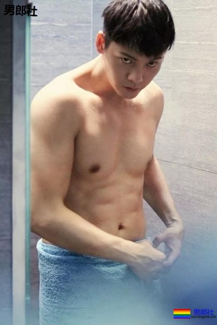 陈伟霆开车"可前可后"，黄景瑜紧身衣秀身材！还有这些狼狗腰腱子肉天菜！ - 51虹马