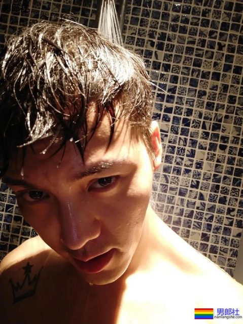 陈伟霆开车"可前可后"，黄景瑜紧身衣秀身材！还有这些狼狗腰腱子肉天菜！ - 51虹马