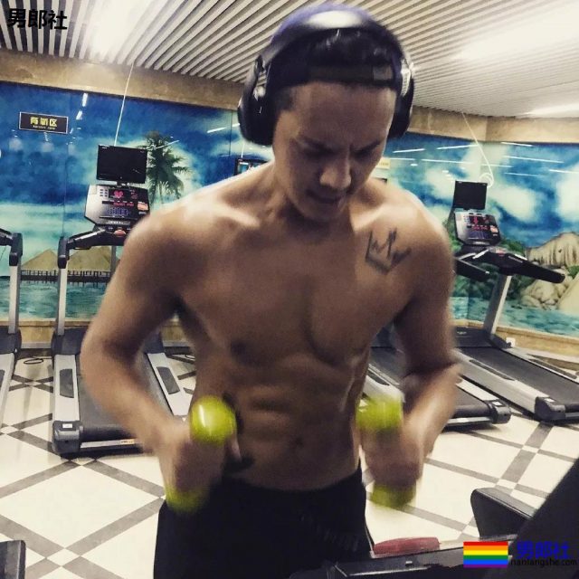 陈伟霆开车"可前可后"，黄景瑜紧身衣秀身材！还有这些狼狗腰腱子肉天菜！ - 51虹马