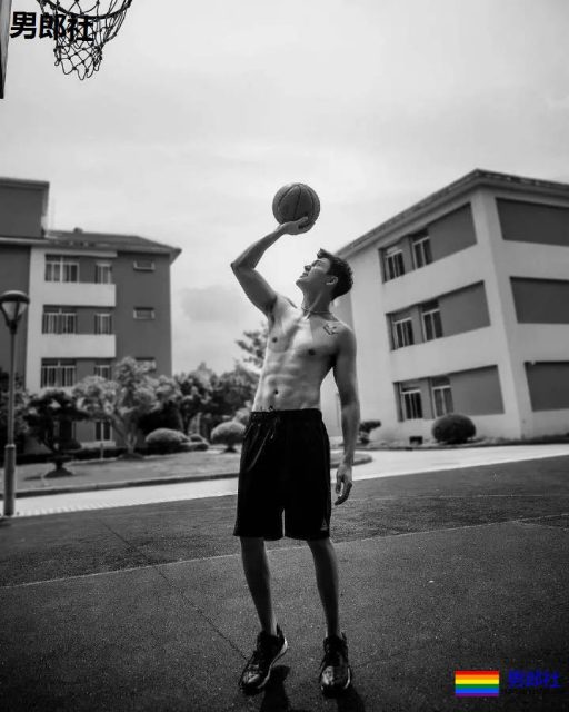 陈伟霆开车"可前可后"，黄景瑜紧身衣秀身材！还有这些狼狗腰腱子肉天菜！ - 51虹马