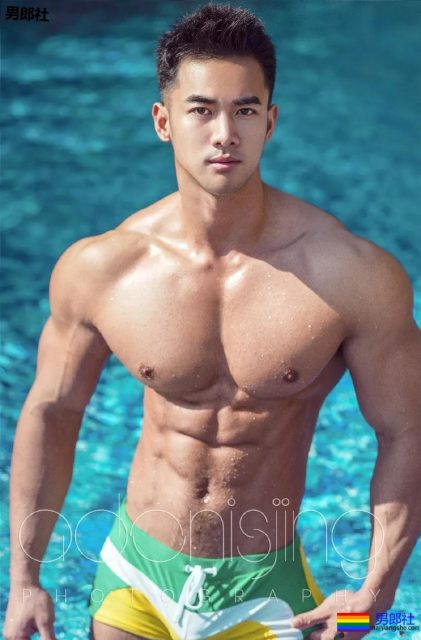 陈伟霆开车"可前可后"，黄景瑜紧身衣秀身材！还有这些狼狗腰腱子肉天菜！ - 51虹马