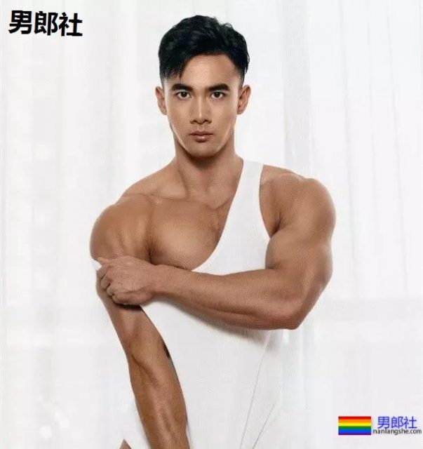 陈伟霆开车"可前可后"，黄景瑜紧身衣秀身材！还有这些狼狗腰腱子肉天菜！ - 51虹马