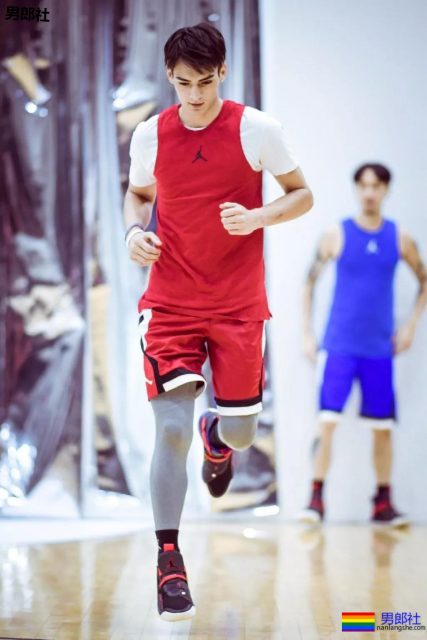 陈伟霆开车"可前可后"，黄景瑜紧身衣秀身材！还有这些狼狗腰腱子肉天菜！ - 51虹马