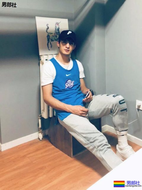 陈伟霆开车"可前可后"，黄景瑜紧身衣秀身材！还有这些狼狗腰腱子肉天菜！ - 51虹马