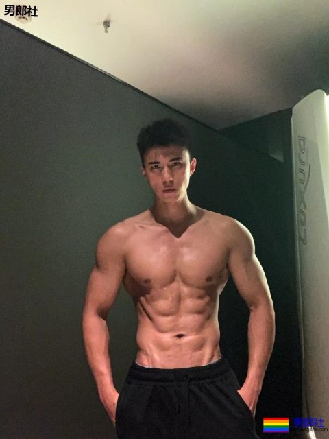 陈伟霆开车"可前可后"，黄景瑜紧身衣秀身材！还有这些狼狗腰腱子肉天菜！ - 51虹马