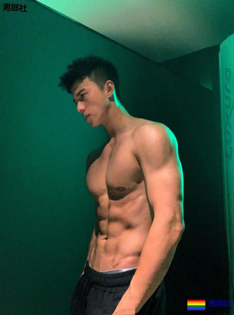 陈伟霆开车"可前可后"，黄景瑜紧身衣秀身材！还有这些狼狗腰腱子肉天菜！ - 51虹马