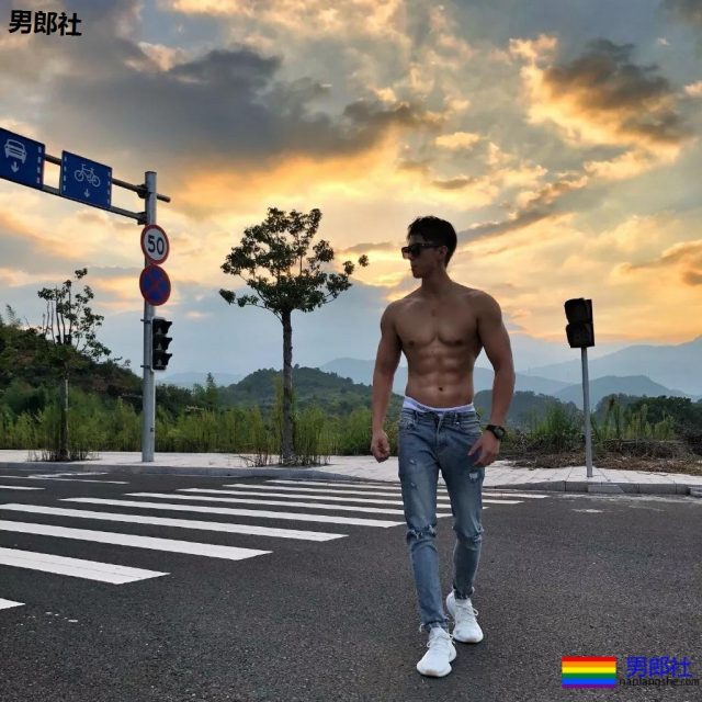 陈伟霆开车"可前可后"，黄景瑜紧身衣秀身材！还有这些狼狗腰腱子肉天菜！ - 51虹马