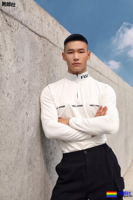 金主随便翻牌小狼狗!?肌肉男模的性感大戏，你愿意为谁买单？ - 51虹马