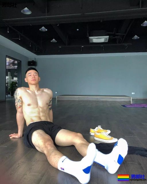 金主随便翻牌小狼狗!?肌肉男模的性感大戏，你愿意为谁买单？ - 51虹马