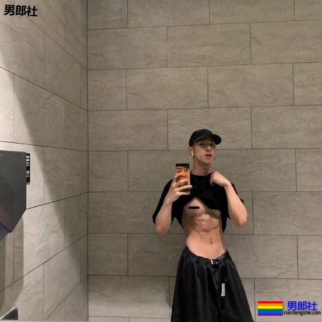 金主随便翻牌小狼狗!?肌肉男模的性感大戏，你愿意为谁买单？ - 51虹马