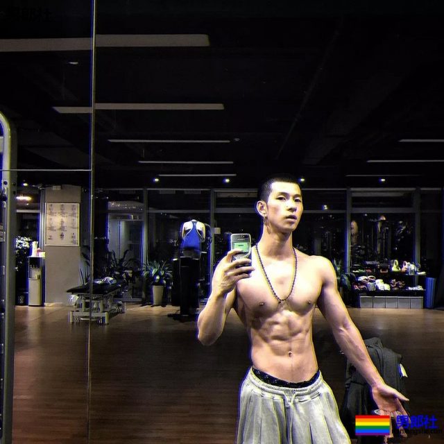 金主随便翻牌小狼狗!?肌肉男模的性感大戏，你愿意为谁买单？ - 51虹马