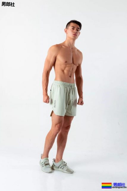 金主随便翻牌小狼狗!?肌肉男模的性感大戏，你愿意为谁买单？ - 51虹马